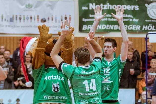 Jubel mit Daniel HEINECKE (12 - Netzhoppers), Paul SPRUNG (14 - Netzhoppers) und Maskottchen Netzino 09.12.2017, Netzhoppers SolWo Königspark KW Bestensee - Berlin Recycling Volleys, Volleyball-Bundesliga, Punktspiel, Königs Wusterhausen, Landkost-Arena