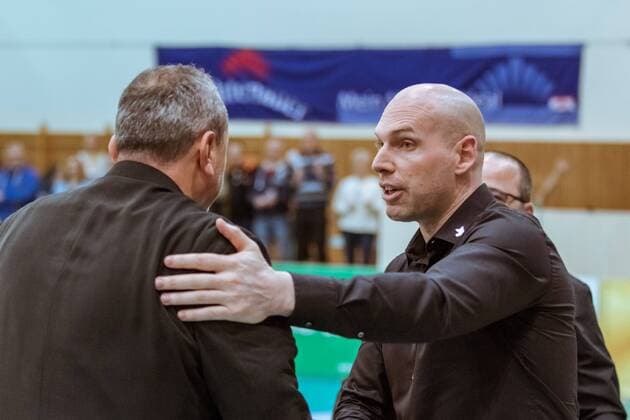 Begrüßung Mirko CULIC (Trainer - Netzhoppers) und Luke REYNOLDS (Trainer - Berlin Recycling Volleys - rechts) 09.12.2017, Netzhoppers SolWo Königspark KW Bestensee - Berlin Recycling Volleys, Volleyball-Bundesliga, Punktspiel, Königs Wusterhausen, Landkost-Arena