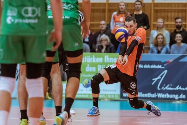 Annahme Luke PERRY (4 - Berlin Recycling Volleys) 09.12.2017, Netzhoppers SolWo Königspark KW Bestensee - Berlin Recycling Volleys, Volleyball-Bundesliga, Punktspiel, Königs Wusterhausen, Landkost-Arena