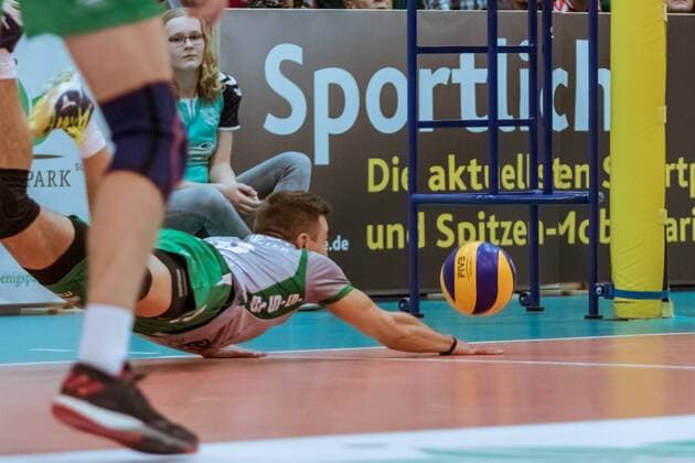 Abwehr Kamil RATAJCZAK (10 - Netzhoppers) 09.12.2017, Netzhoppers SolWo Königspark KW Bestensee - Berlin Recycling Volleys, Volleyball-Bundesliga, Punktspiel, Königs Wusterhausen, Landkost-Arena