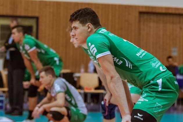 Annahmesituation Netzhoppers SolWo Königspark KW mit Theo TIMMERMANN (11 - Netzhoppers - vorne) 09.12.2017, Netzhoppers SolWo Königspark KW Bestensee - Berlin Recycling Volleys, Volleyball-Bundesliga, Punktspiel, Königs Wusterhausen, Landkost-Arena