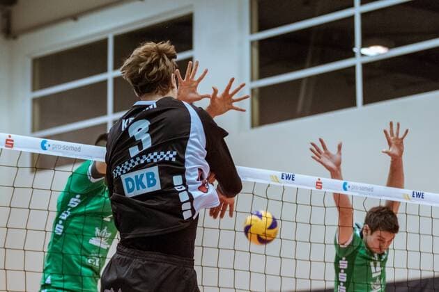Angriff Robert KROMM (3 - Berlin Recycling Volleys) 09.12.2017, Netzhoppers SolWo Königspark KW Bestensee - Berlin Recycling Volleys, Volleyball-Bundesliga, Punktspiel, Königs Wusterhausen, Landkost-Arena