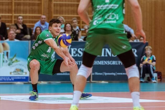 Annahme Theo TIMMERMANN (11 - Netzhoppers) 09.12.2017, Netzhoppers SolWo Königspark KW Bestensee - Berlin Recycling Volleys, Volleyball-Bundesliga, Punktspiel, Königs Wusterhausen, Landkost-Arena