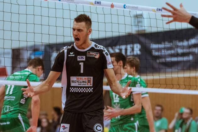 Jubel Aleksandar OKOLIC (1 - Berlin Recycling Volleys) 09.12.2017, Netzhoppers SolWo Königspark KW Bestensee - Berlin Recycling Volleys, Volleyball-Bundesliga, Punktspiel, Königs Wusterhausen, Landkost-Arena