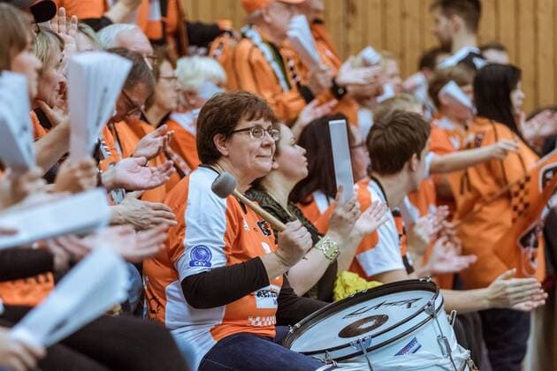 Zuschauer Jubel Berlin Recycling Volleys 09.12.2017, Netzhoppers SolWo Königspark KW Bestensee - Berlin Recycling Volleys, Volleyball-Bundesliga, Punktspiel, Königs Wusterhausen, Landkost-Arena
