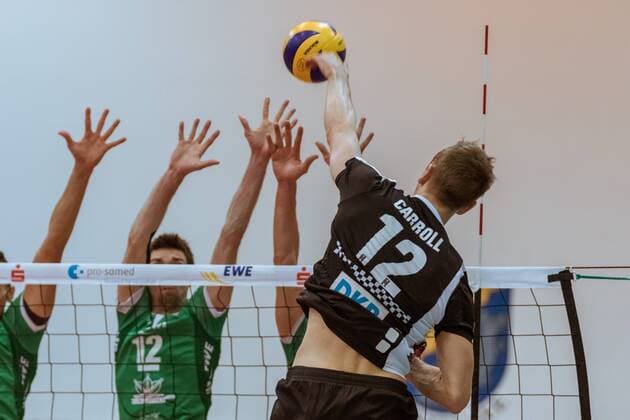 Angriff Paul CARROLL (12- Berlin Recycling Volleys) gegen Block Daniel HEINECKE (12 - Netzhoppers) 09.12.2017, Netzhoppers SolWo Königspark KW Bestensee - Berlin Recycling Volleys, Volleyball-Bundesliga, Punktspiel, Königs Wusterhausen, Landkost-Arena