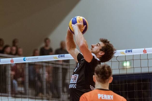 Zuspiel Pierre PUJOL (18 - Berlin Recycling Volleys) 09.12.2017, Netzhoppers SolWo Königspark KW Bestensee - Berlin Recycling Volleys, Volleyball-Bundesliga, Punktspiel, Königs Wusterhausen, Landkost-Arena