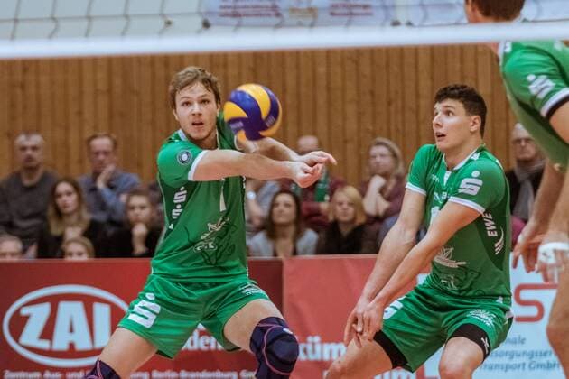 Annahme Robin HAFEMANN (7 - Netzhoppers) mit Theo TIMMERMANN (11 - Netzhoppers) 09.12.2017, Netzhoppers SolWo Königspark KW Bestensee - Berlin Recycling Volleys, Volleyball-Bundesliga, Punktspiel, Königs Wusterhausen, Landkost-Arena