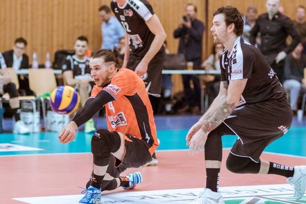 Annahme Luke PERRY (4 - Berlin Recycling Volleys) mit Steven MARSHALL (2 - Berlin Recycling Volleys) 09.12.2017, Netzhoppers SolWo Königspark KW Bestensee - Berlin Recycling Volleys, Volleyball-Bundesliga, Punktspiel, Königs Wusterhausen, Landkost-Arena