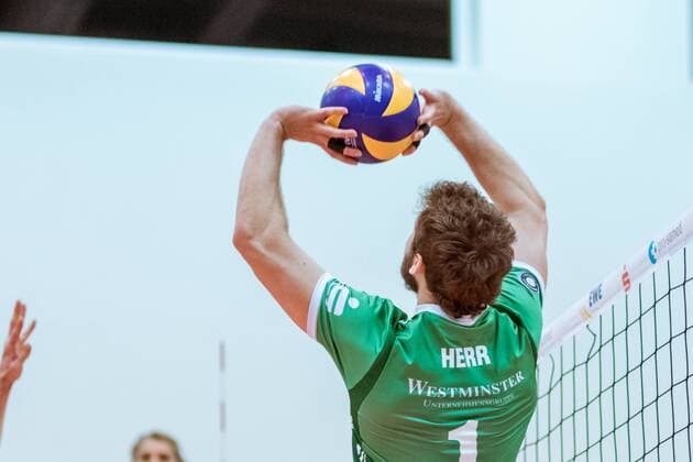Zuspiel Luke Thomas A. HERR (1 - Netzhoppers) 09.12.2017, Netzhoppers SolWo Königspark KW Bestensee - Berlin Recycling Volleys, Volleyball-Bundesliga, Punktspiel, Königs Wusterhausen, Landkost-Arena