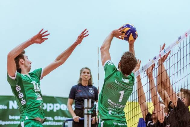 Zuspiel Luke Thomas A. HERR (1 - Netzhoppers) mit Daniel HEINECKE (12 - Netzhoppers) 09.12.2017, Netzhoppers SolWo Königspark KW Bestensee - Berlin Recycling Volleys, Volleyball-Bundesliga, Punktspiel, Königs Wusterhausen, Landkost-Arena