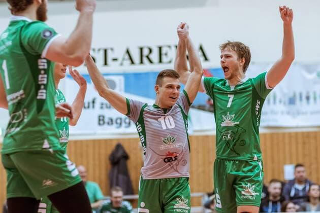 Jubel Kamil RATAJCZAK (10 - Netzhoppers) Robin HAFEMANN (7 - Netzhoppers) 09.12.2017, Netzhoppers SolWo Königspark KW Bestensee - Berlin Recycling Volleys, Volleyball-Bundesliga, Punktspiel, Königs Wusterhausen, Landkost-Arena