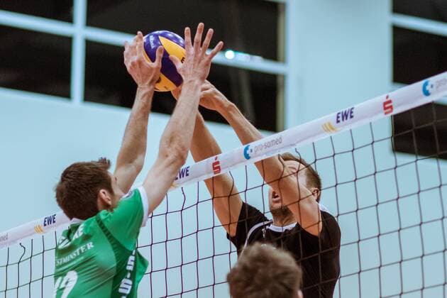 Angriff Paul CARROLL (12- Berlin Recycling Volleys) gegen Block Daniel HEINECKE (12 - Netzhoppers) 09.12.2017, Netzhoppers SolWo Königspark KW Bestensee - Berlin Recycling Volleys, Volleyball-Bundesliga, Punktspiel, Königs Wusterhausen, Landkost-Arena