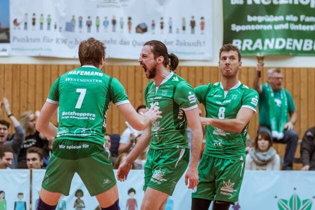 Jubel Robin HAFEMANN (7 - Netzhoppers), Nikola POLUGA (16 - Netzhoppers), Björn ANDRAE (8 - Netzhoppers) 09.12.2017, Netzhoppers SolWo Königspark KW Bestensee - Berlin Recycling Volleys, Volleyball-Bundesliga, Punktspiel, Königs Wusterhausen, Landkost-Arena
