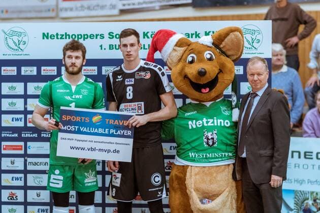 MVP-Wahl Goldmedaille Graham VIGRASS (8 - Berlin Recycling Volleys) und Silbermedaille Luke Thomas A. HERR (1 - Netzhoppers) mit Maskottchen Netzino 09.12.2017, Netzhoppers SolWo Königspark KW Bestensee - Berlin Recycling Volleys, Volleyball-Bundesliga, Punktspiel, Königs Wusterhausen, Landkost-Arena
