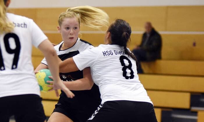 09.12.2017, xpsx, Handball Frauen Bezirksoberliga, SG Bruchköbel II - HSG Dietzenbach v.l. Selina Körbl (Bruchköbel), Anna Schmitz (Dietzenbach) Bruchköbel Hessen Deutschland