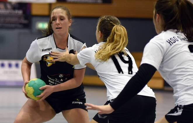 09.12.2017, xpsx, Handball Frauen Bezirksoberliga, SG Bruchköbel II - HSG Dietzenbach v.l. Nadine Seitel (Dietzenbach) Bruchköbel Hessen Deutschland