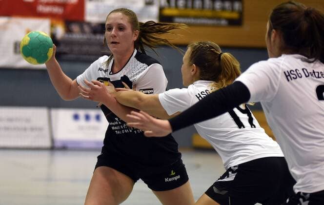 09.12.2017, xpsx, Handball Frauen Bezirksoberliga, SG Bruchköbel II - HSG Dietzenbach v.l. Nadine Seitel (Dietzenbach) Bruchköbel Hessen Deutschland