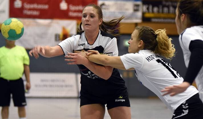 09.12.2017, xpsx, Handball Frauen Bezirksoberliga, SG Bruchköbel II - HSG Dietzenbach v.l. Nadine Seitel (Dietzenbach) Bruchköbel Hessen Deutschland