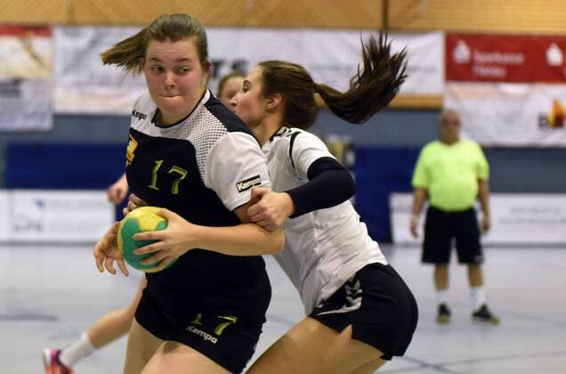 09.12.2017, xpsx, Handball Frauen Bezirksoberliga, SG Bruchköbel II - HSG Dietzenbach v.l. Rabea Bähr (Bruchköbel) Bruchköbel Hessen Deutschland
