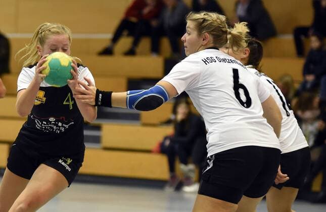 09.12.2017, xpsx, Handball Frauen Bezirksoberliga, SG Bruchköbel II - HSG Dietzenbach v.l. Selina Körbl (Bruchköbel), Laura Spinola (Dietzenbach) Bruchköbel Hessen Deutschland