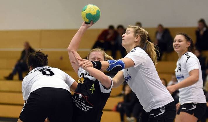 09.12.2017, xpsx, Handball Frauen Bezirksoberliga, SG Bruchköbel II - HSG Dietzenbach v.l. Anna Schmitz (Dietzenbach), Selina Körbl (Bruchköbel), Laura Spinola (Dietzenbach) Bruchköbel Hessen Deutschland