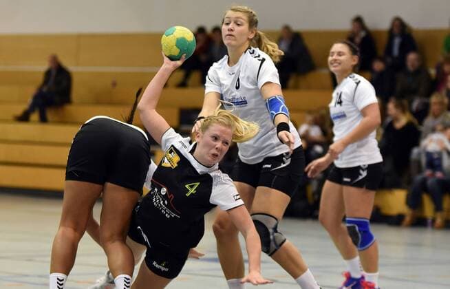 09.12.2017, xpsx, Handball Frauen Bezirksoberliga, SG Bruchköbel II - HSG Dietzenbach v.l. Anna Schmitz (Dietzenbach), Selina Körbl (Bruchköbel), Laura Spinola (Dietzenbach) Bruchköbel Hessen Deutschland