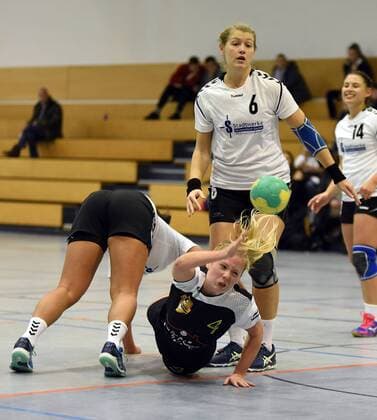 09.12.2017, xpsx, Handball Frauen Bezirksoberliga, SG Bruchköbel II - HSG Dietzenbach v.l. Anna Schmitz (Dietzenbach), Selina Körbl (Bruchköbel), Laura Spinola (Dietzenbach) Bruchköbel Hessen Deutschland