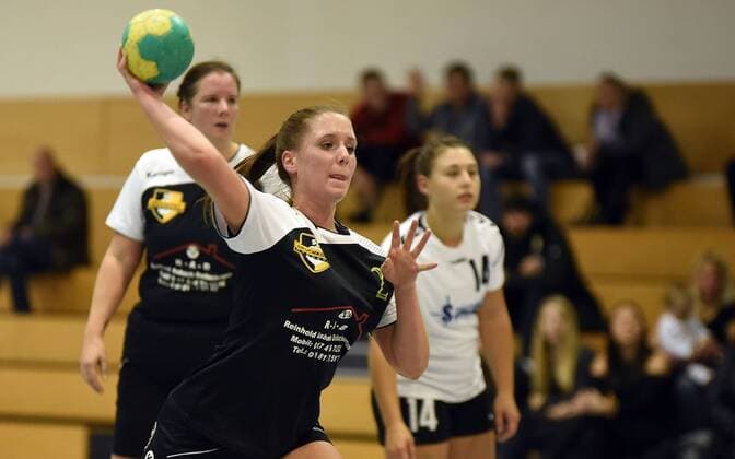 09.12.2017, xpsx, Handball Frauen Bezirksoberliga, SG Bruchköbel II - HSG Dietzenbach v.l. Annalena Müller (Bruchköbel) Bruchköbel Hessen Deutschland
