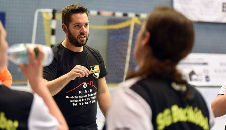 09.12.2017, xpsx, Handball Frauen Bezirksoberliga, SG Bruchköbel II - HSG Dietzenbach v.l. Trainer Benjamin Gast (Bruchköbel) Bruchköbel Hessen Deutschland