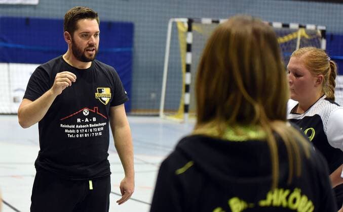 09.12.2017, xpsx, Handball Frauen Bezirksoberliga, SG Bruchköbel II - HSG Dietzenbach v.l. Trainer Benjamin Gast (Bruchköbel) Bruchköbel Hessen Deutschland