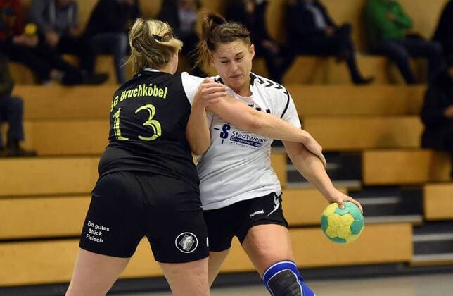 09.12.2017, xpsx, Handball Frauen Bezirksoberliga, SG Bruchköbel II - HSG Dietzenbach v.l. Franziska Rietzel (Bruchköbel), Carolin Rotter (Dietzenbach) Bruchköbel Hessen Deutschland