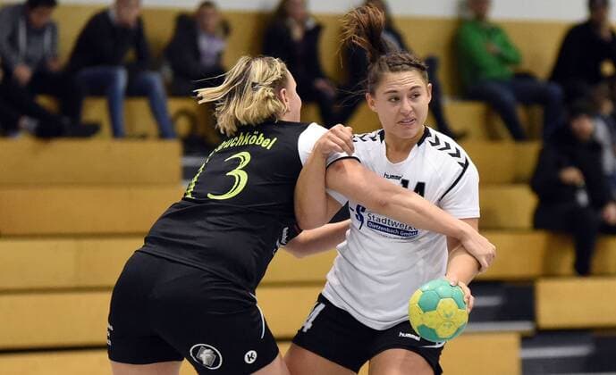 09.12.2017, xpsx, Handball Frauen Bezirksoberliga, SG Bruchköbel II - HSG Dietzenbach v.l. Franziska Rietzel (Bruchköbel), Carolin Rotter (Dietzenbach) Bruchköbel Hessen Deutschland