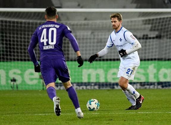 08.12.2017, xfux, Fussball 2.Bundesliga, FC Erzgebirge Aue - SV Darmstadt 98, emspor emonline, v.l. Albert Bunjaku (Erzgebirge Aue), Immanuel Hoehn (SV Darmstadt 98) Aue