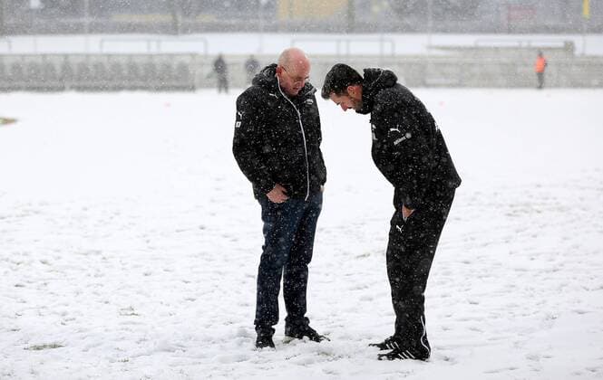 10.12.2017 xcex Frankfurt am Main, Stadion am Brentanobad Allianz Frauen-Bundesliga Saison 2016 2017 1. FFC Frankfurt gegen SGS Essen Starker Schneefall Gibt es eine Spielabsage? Manager Siegfried Dietrich (1. FFC Frankfurt) und Co-Trainer Kai Rennich auf dem schneebedeckten Platz