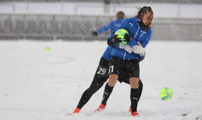 10.12.2017 xcex Deutschland, Frankfurt, Fussball, Frauenfussball Allianz Frauen-Bundesliga Saison 2017 2018 1. FFC Frankfurt gegen SGS Essen starker Schneefall, Spielabsage haben ihren Spaß im Schnee: die frankfurterinnen Tanja Pawollek und Bryane Heaberlin