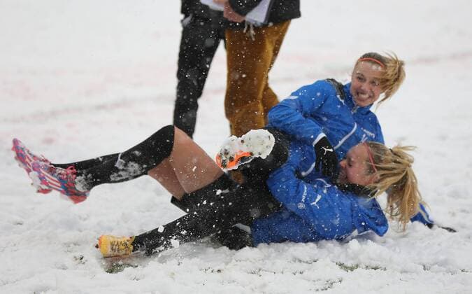 10.12.2017 xcex Deutschland, Frankfurt, Fussball, Frauenfussball Allianz Frauen-Bundesliga Saison 2017 2018 1. FFC Frankfurt gegen SGS Essen starker Schneefall, Spielabsage haben Spaß im Schnee: die frankfurterinnen Jackie Groenen und Janina Hechler