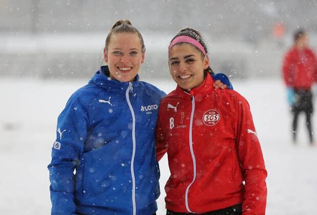 10.12.2017 xcex Deutschland, Frankfurt, Fussball, Frauenfussball Allianz Frauen-Bundesliga Saison 2017 2018 1. FFC Frankfurt gegen SGS Essen starker Schneefall, Spielabsage Margarita Gidion (Frankfurt) und Manjou Wilde (Essen)