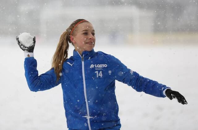 10.12.2017 xcex Deutschland, Frankfurt, Fussball, Frauenfussball Allianz Frauen-Bundesliga Saison 2017 2018 1. FFC Frankfurt gegen SGS Essen starker Schneefall, Spielabsage Jackie Groenen (Frankfurt) mit einem Schneeball in der Hand, Schneeballschlacht