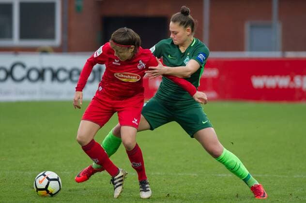 v.li.: Anne Hopfengärtner (Hopfengaertner. 1. FC Köln, 16) im Zweikampf, Duell mit Giovanna Hoffmann (SV Werder Bremen, 17), Fussball, Allianz Frauen-Bundesliga, SV Werder Bremen - 1. FC Köln,
