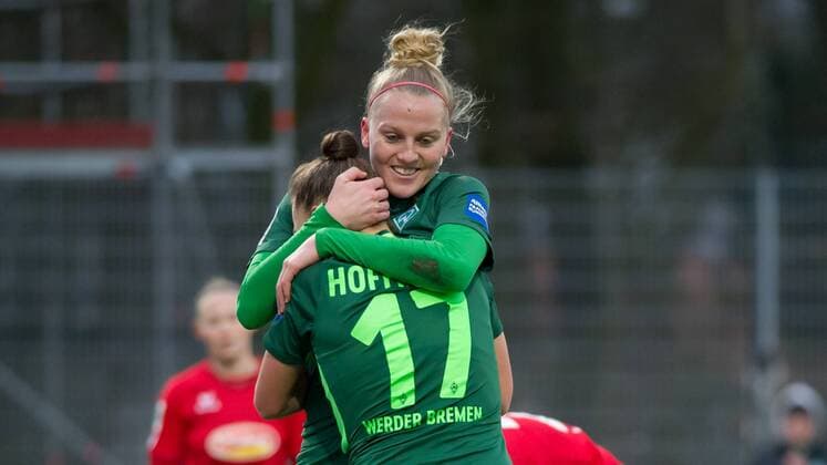 v.li.: Torschützin Giovanna Hoffmann (SV Werder Bremen, 17) und Lina Hausicke (SV Werder Bremen, 18) mit Torjubel, Jubel, Freude über das Tor zum 1:0, Fussball, Allianz Frauen-Bundesliga, SV Werder Bremen - 1. FC Köln,