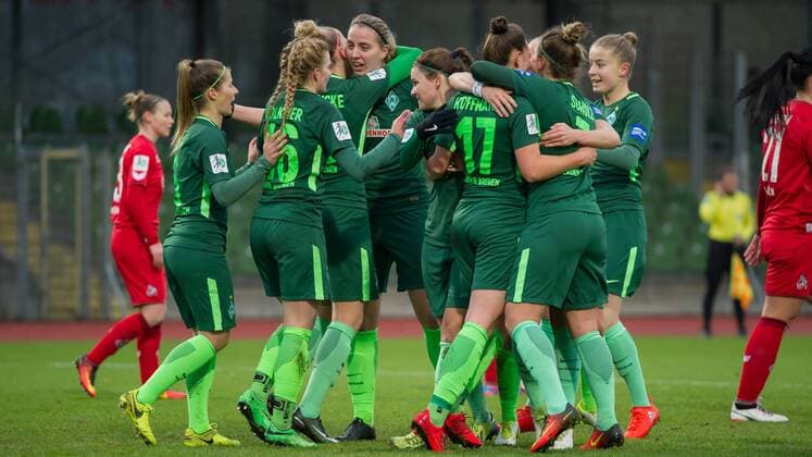 Die Spielerinnen des SV Werder Bremen mit Torjubel, Jubel, Freude über das Tor zum 1:0, Fussball, Allianz Frauen-Bundesliga, SV Werder Bremen - 1. FC Köln,