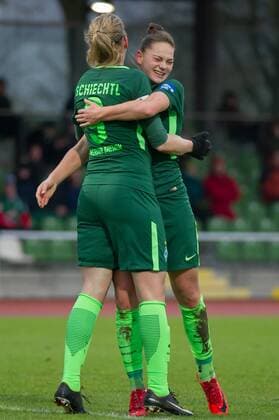 v.li.: Vorlagengeberin Katharina Schiechtl (SV Werder Bremen, 9) und Torschützin Giovanna Hoffmann (SV Werder Bremen, 17) mit Torjubel, Jubel, Freude über das Tor zum 1:0, Fussball, Allianz Frauen-Bundesliga, SV Werder Bremen - 1. FC Köln,