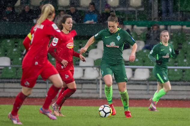 v.li.: Julia Arnold (1. FC Köln, 31), Giovanna Hoffmann (SV Werder Bremen, 17) am Ball, Aktion, Action, Fussball, Allianz Frauen-Bundesliga, SV Werder Bremen - 1. FC Köln,