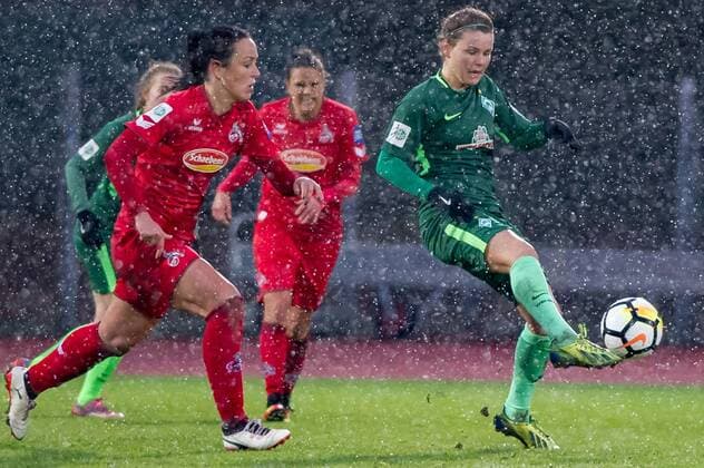 v.li.: Peggy Nietgen (1. FC Köln, 21) im Zweikampf, Duell mit Janine Angrick (SV Werder Bremen, 8), Fussball, Allianz Frauen-Bundesliga, SV Werder Bremen - 1. FC Köln,