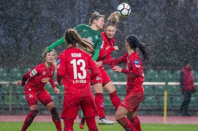 v.li.: Lisa-Marie Scholz (SV Werder Bremen, 7) im Kopfballduell, Kopfball, Zweikampf mit Kristina Hild (1. FC Köln, 27), Fussball, Allianz Frauen-Bundesliga, SV Werder Bremen - 1. FC Köln,