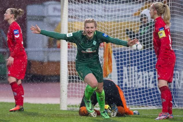 Torschützin Verena Volkmer (SV Werder Bremen, 16) mit Torjubel, Jubel, Freude über das Tor zum 2:0, Fussball, Allianz Frauen-Bundesliga, SV Werder Bremen - 1. FC Köln,