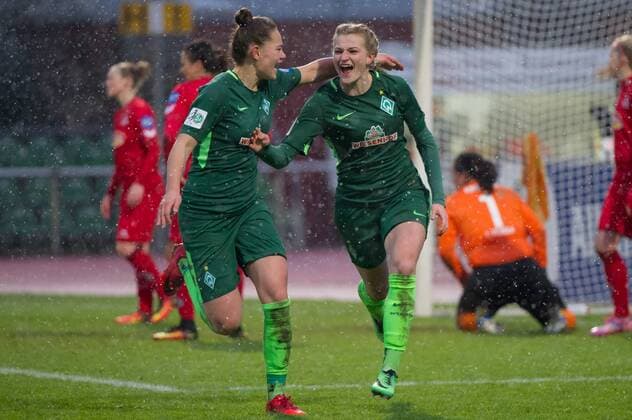 v.li.: Giovanna Hoffmann (SV Werder Bremen, 17) und Torschützin Verena Volkmer (SV Werder Bremen, 16) mit Torjubel, Jubel, Freude über das Tor zum 2:0, Fussball, Allianz Frauen-Bundesliga, SV Werder Bremen - 1. FC Köln,