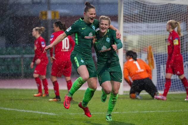 v.li.: Giovanna Hoffmann (SV Werder Bremen, 17) und Torschützin Verena Volkmer (SV Werder Bremen, 16) mit Torjubel, Jubel, Freude über das Tor zum 2:0, Fussball, Allianz Frauen-Bundesliga, SV Werder Bremen - 1. FC Köln,
