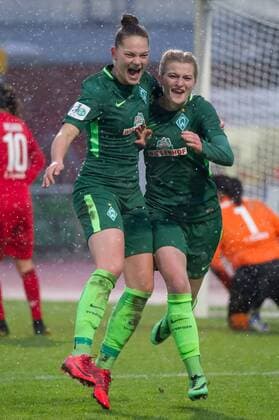 v.li.: Giovanna Hoffmann (SV Werder Bremen, 17) und Torschützin Verena Volkmer (SV Werder Bremen, 16) mit Torjubel, Jubel, Freude über das Tor zum 2:0, Fussball, Allianz Frauen-Bundesliga, SV Werder Bremen - 1. FC Köln,